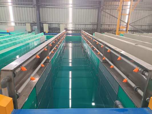Goede prijs Automatische 800T/Maand Aluminium Anodiseerproductielijn met 6500 mm Maximale Profiellengte en 10~12 µm Filmdikte online