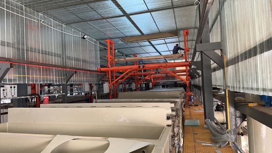 Goede prijs 850T/M capaciteit Aluminium anodiserende machine met geïntegreerde kwaliteitscontrole en 8-12μm anodiserende filmdikte voor Aluminium profiel productielijn online