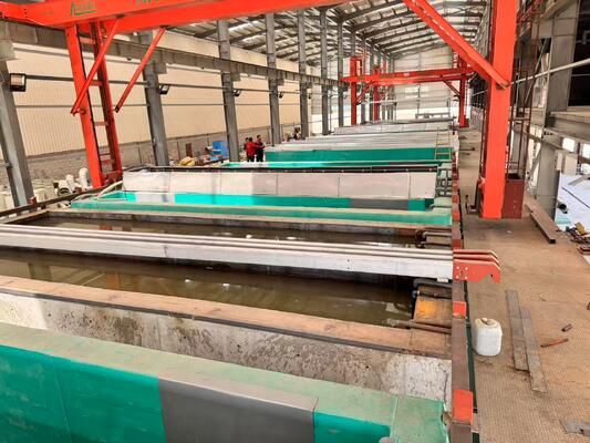 Goede prijs 650 ton/maand Automatische anodiseringslijn van aluminium met een filmdikte van 8-12 μm en een maximale profiellengte van 6500 mm online