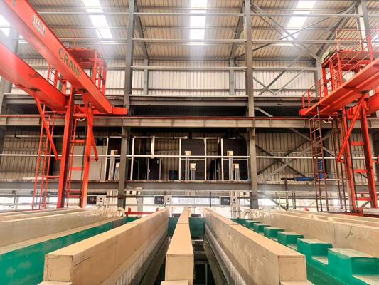 Goede prijs Automatische anodiseringslijn van aluminium met 10 ‰ 15 μm uniforme film en automatische PLC-besturing voor halfgeleiderschone componenten Online